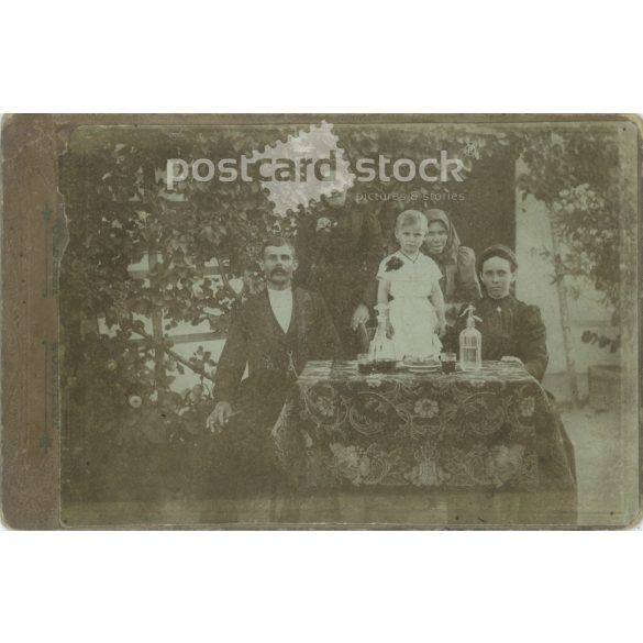 Early 1900s. Family group photo in the garden. Its maker and the identity of the people on it are unknown. Covered on embossed hardboard. Cabinet photo / hardback photo / business card. (2792312)