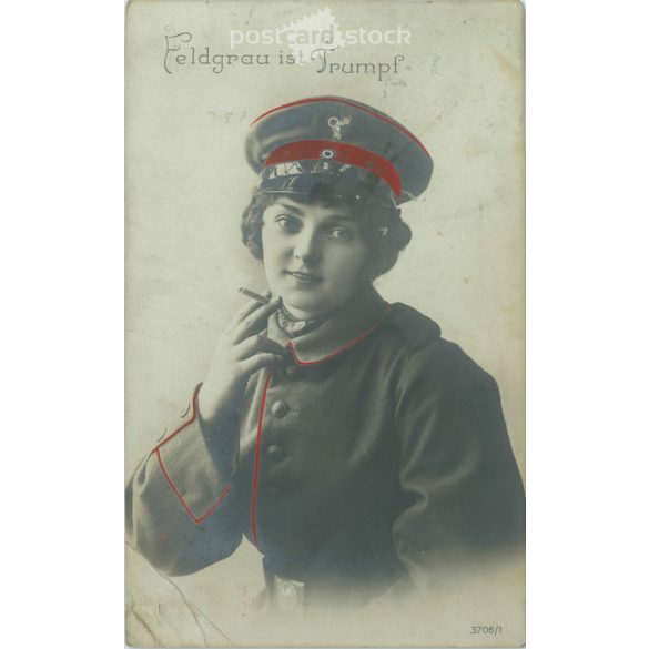 1915 – Young woman in uniform with a cigarette. Colored photo sheet, postcard. (2792341)