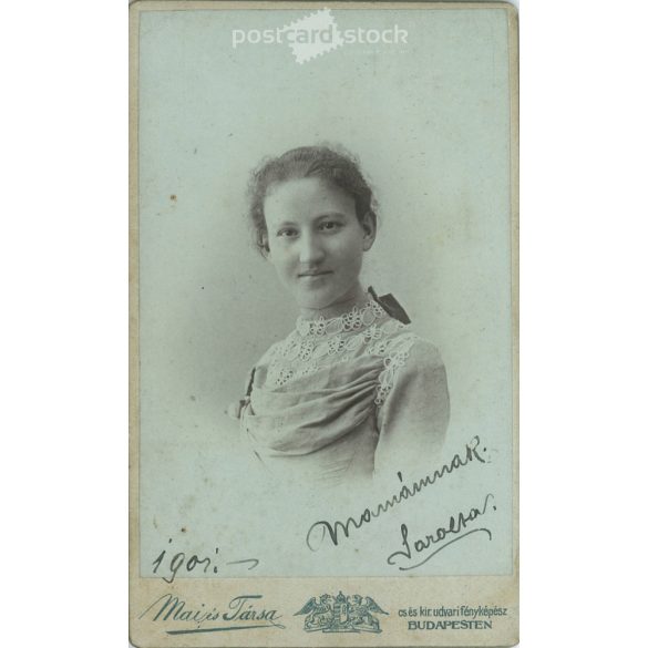 1901 – Portrait of a young woman in elegant attire. For Mom, with the inscription Sarolta. The photo was taken in Mai és Társa’s photography studio in Budapest. Original cabinet photo / hardback photo / business card, CDV photo. (2792346)