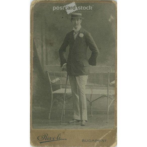 Early 1900s. Studio photo of a young man. The identity of the man in the picture is unknown. The photo was taken in Rivoli’s photography studio in Budapest. Original cabinet photo / hardback photo / business card, CDV photo. (2792347)