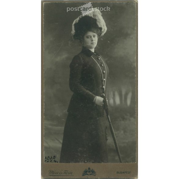 1912 – Studio photo of a young woman in an elegant dress and hat. His identity is unknown. The photo was taken in the photography studio of Mérei és Társa in Budapest. Original cabinet photo / hardback photo / business card, CDV photo. (2792349)