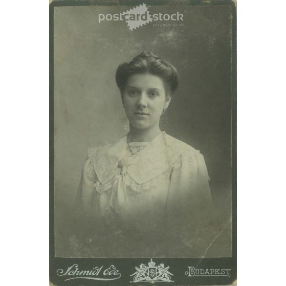 Early 1900s. Studio portrait of young woman. His identity is unknown. The photo was taken in Schmidt Ede’s photography studio in Budapest. Original cabinet photo / hardback photo / business card, CDV photo. (2792350)