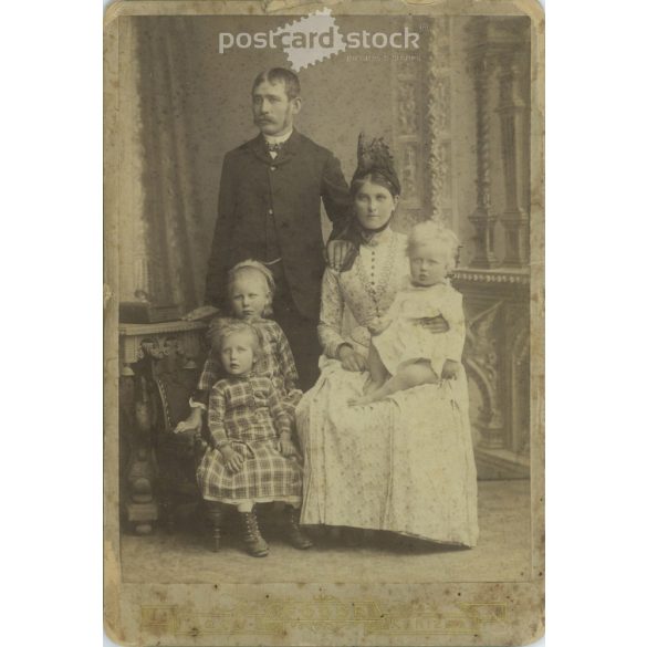 Late 1890s. Unknown young couple with their children, studio photo. The photo was taken in József Fodor’s photography studio in Nagy-Kanizsa. Original cabinet photo / hardback photo / business card, CDV photo. (2792353)