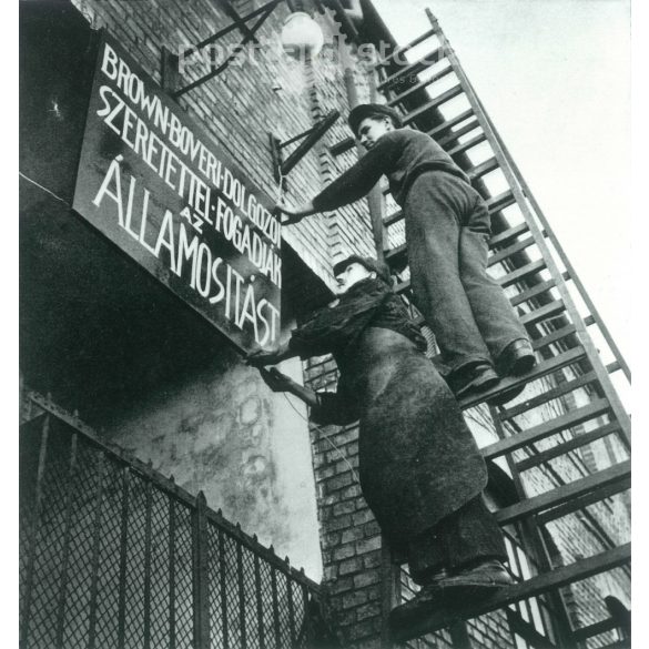 1948 – Transparent display of propaganda. The creator of the image is unknown. The photo was taken in Hungary. Current enlargement, together with the original negative. (2792355)