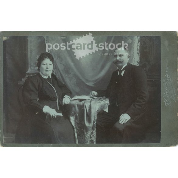 Late 1890s. Studio photo of a middle-aged couple. The persons in the picture are unknown. The photo was taken in the photography studio of Weimann and Billner in Budapest. Original cabinet photo / hardback photo / business card, CDV photo. (2792356)