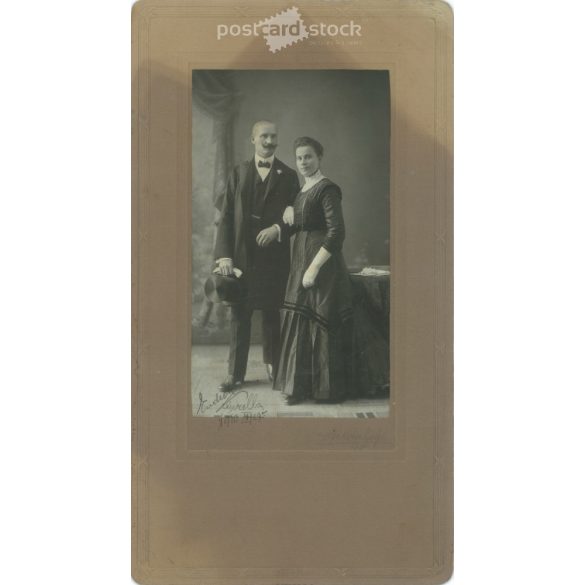 1910 – Studio recording of Gizella Kudroh and her husband. The photo was taken in Szerdahelyi’s photography studio in Budapest. The author signed the picture. Original cabinet photo / hardback photo / business card, CDV photo. (2792357)