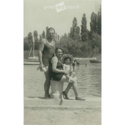   1931 – Balatonlelle. Family photo on the beach with a dedication to Godmother. Black and white old photo sheet, postcard. (2792367)