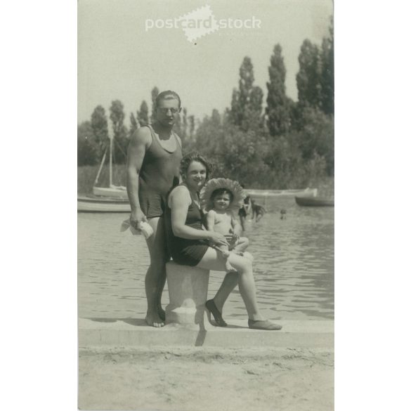 1931 – Balatonlelle. Family photo on the beach with a dedication to Godmother. Black and white old photo sheet, postcard. (2792367)