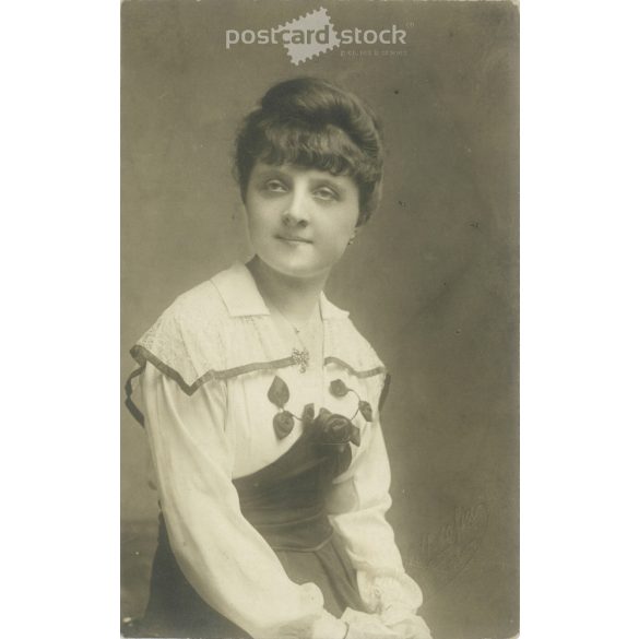 1917 – Studio photo of a young woman, taken in the photographic studio of Goszleth and Fia, in Budapest. Black and white photo sheet, old postcard. (2792372)