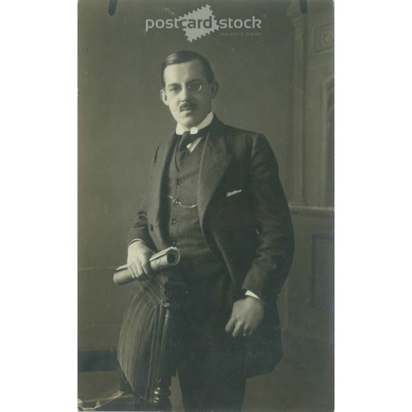 Studio recording of Elegant gentleman. Made by Anglo-American Photographers in a photographic studio in Vienna. Black and white paper image. Old postcard, photo sheet. (2792376)