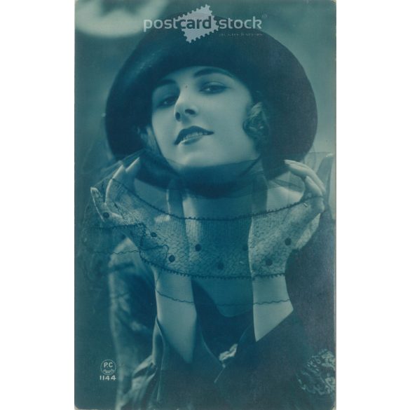 1927 - Romantic old postcard. Paris. Young lady in hat and veil. Gelatin silver. (2792378)