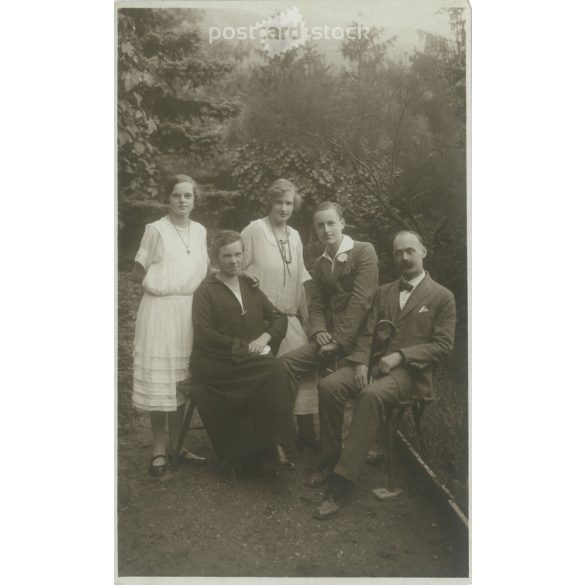 1924 – Family photo in the park, Linz. Sepia, old photo sheet, postcard. (2792379)