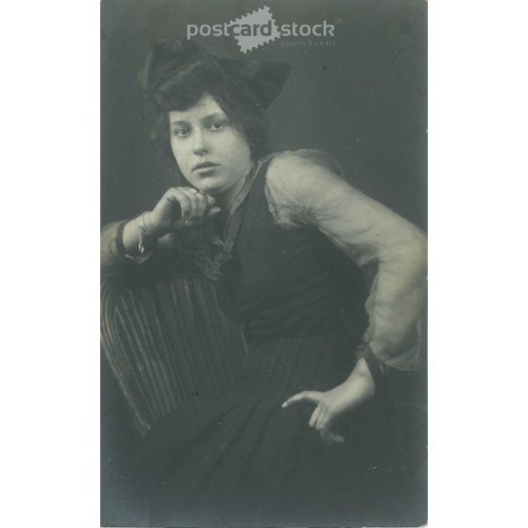 1919 – Studio photo of a young woman. The picture was taken in Budapest. Gelatin silver, black and white old photo sheet, postcard. (2792380)