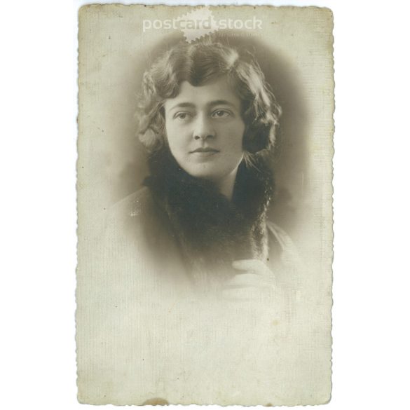 1934 – Young lady in a fur coat. Romantic portrait photo. Made in Mezőtúr, Foto Grünbaum H. photography studio. Old postcard, photo sheet. (2792387)