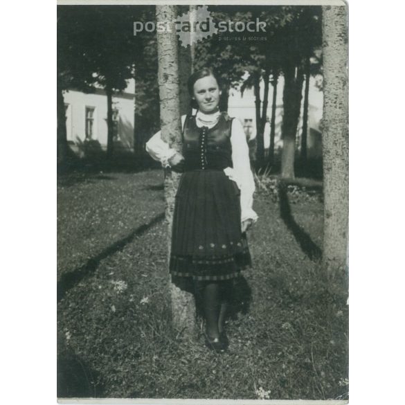 1944 – Székelyudvarhely, the garden of the theater. Young girl (Cornélia) in folk costume. Original paper image, old photo. (2792388)