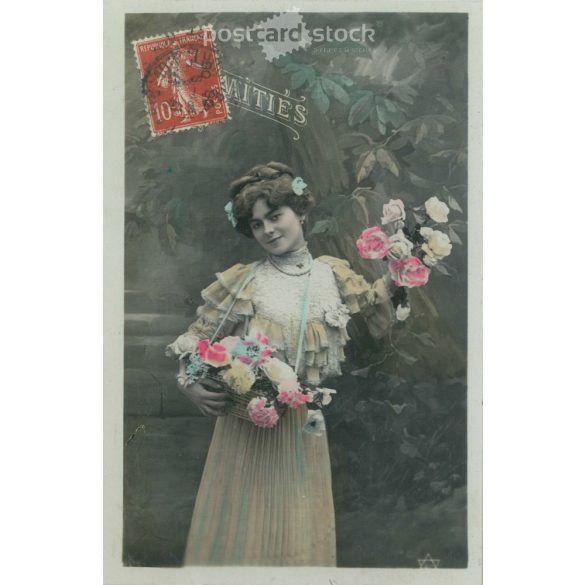 1908 – Romantic old postcard. French flower girl. Colored photo sheet. (2792391)