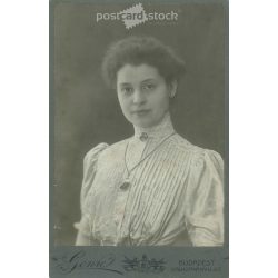   1906 - Half-length photo of a young woman, taken in the Genre photography and painting studio in Budapest. Old photo / Cabinet photo / hardback photo. (2792394)