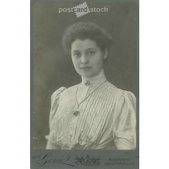 1906 - Half-length photo of a young woman, taken in the Genre photography and painting studio in Budapest. Old photo / Cabinet photo / hardback photo. (2792394)