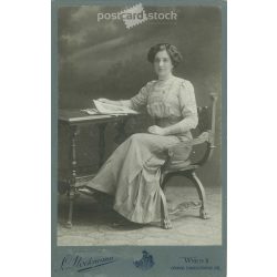   1912 – Full-length studio photo of Anna Ruzicka, taken in the photography studio of L. Stockmann. Vienna. Old photo / Cabinet photo / hardback photo. (2792395)