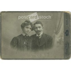   Early 1900s. Studio photo of a young couple, taken in Viktor Rasem’s photography studio. Budapest. Old photo / Cabinet photo / hardback photo. (2792396)