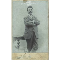   1905 – Studio photo of a middle-aged, elegant man, taken in the photography studio of Nikolaus Stotz. Vienna. Old photo / Visitcard / CDV photo. (2792397)