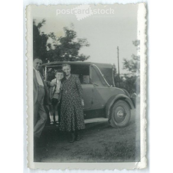 1937 – Sashalom. Grandparents with their granddaughter. Black and white original paper image, old photo. (2792400)