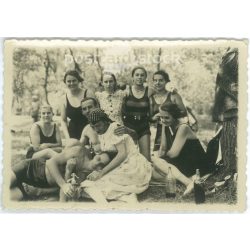   1930s, Arad. Cheerful young people on a picnic. Black and white original paper image, old photo. (2792406)