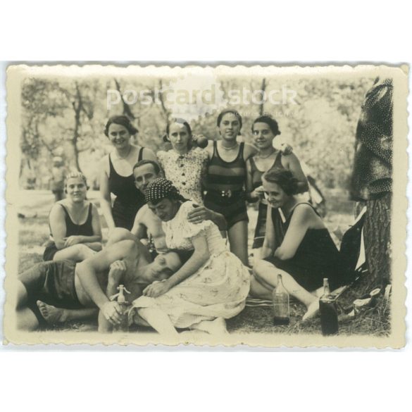 1930s, Arad. Cheerful young people on a picnic. Black and white original paper image, old photo. (2792406)