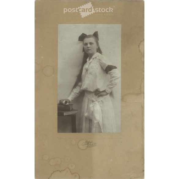 1905 – Girl with a bow, in white. Szombathely. Black and white original cashier paper image, old photo. The picture was taken by Tódor Szilárd’s photography studio. (2792412)