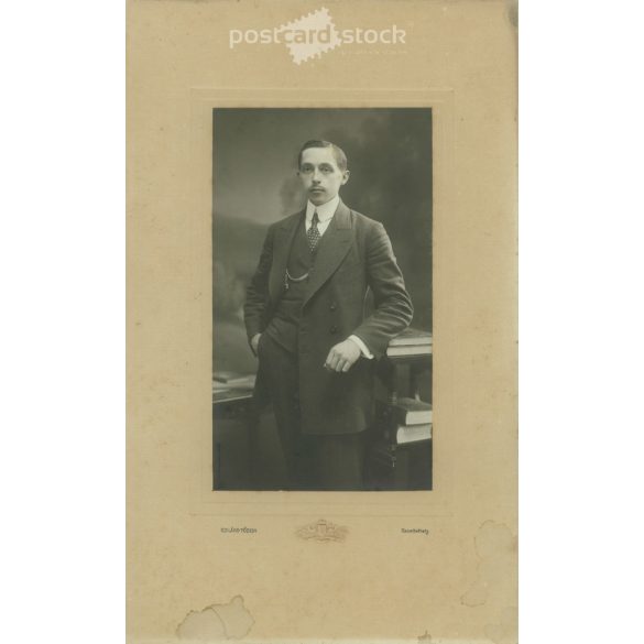 1905 – Classy young man, his studio photo. Szombathely. Black and white original cashier paper image, old photo. The picture was taken by Tódor Szilárd’s photography studio. (2792413)