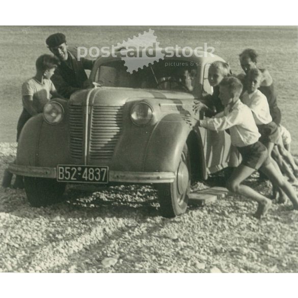 1940s. Getting stuck in the sand. The creator of the image is unknown. Black and white original paper image, old photo. (2792424)