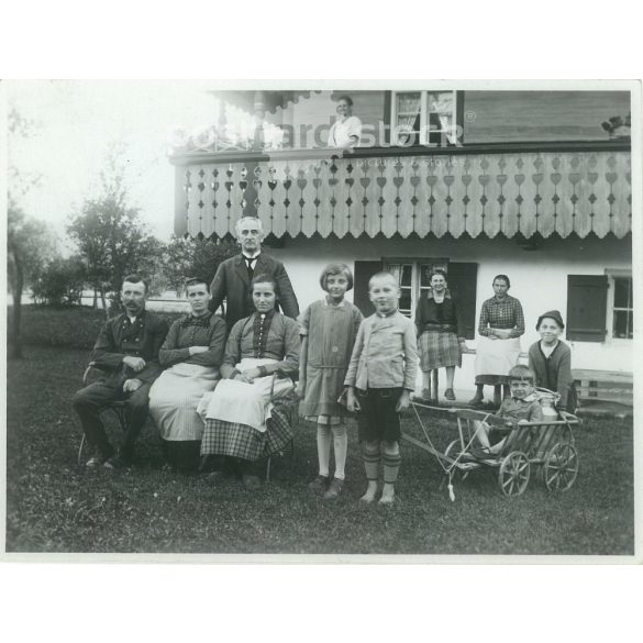 1938 – Germany. Oswald family. Family photo in front of the house. Its maker is unknown. Black and white original paper image, old photo. (2792432)