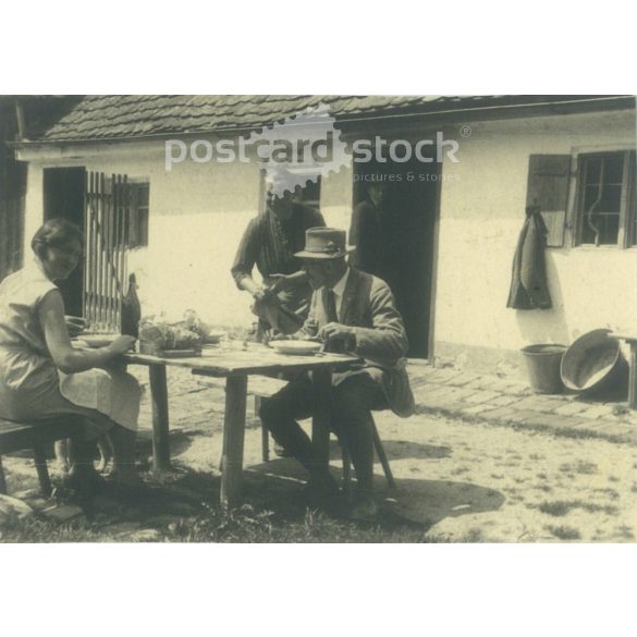 1931 – Germany. Family lunch in front of the house. Visiting parents in the countryside. Its maker is unknown. Black and white original paper image, old photo. (2792437)