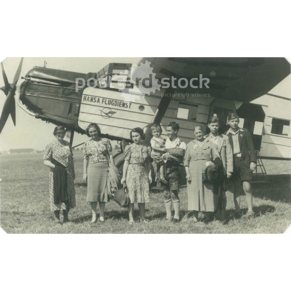 Early 1930s. On a family flight, upon arrival. Original paper image, old postcard, photo sheet. (2792441)