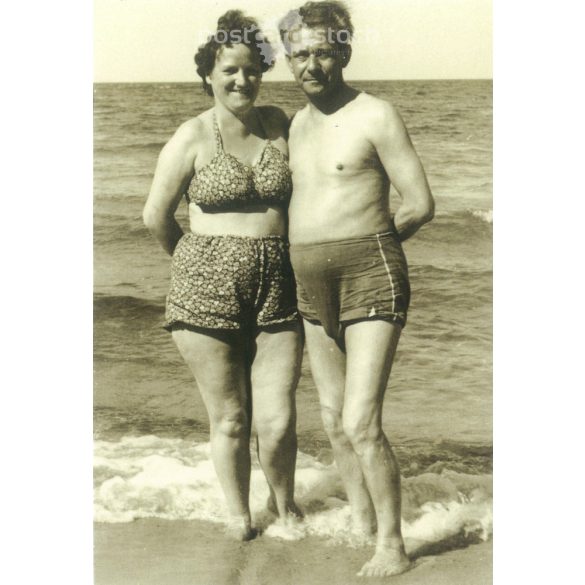 1950s. Germany. On the beach. Published by Gutsch Verlag, Berlin. Cut out postcard. Black and white reprint from an old photo. (2792451)