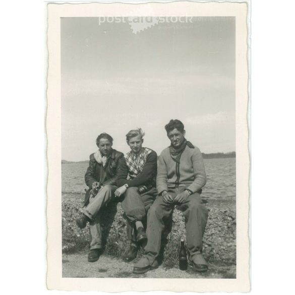 1964 – Young men (boys) on a trip to the lake. Black and white original paper image, old photo. (2792454)