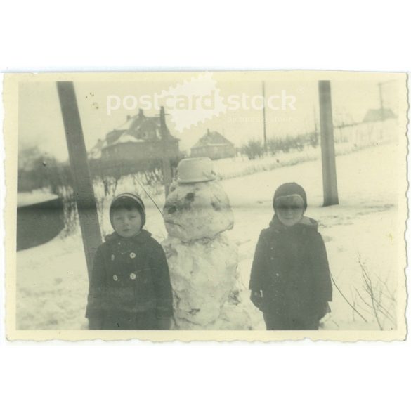 1960s. Germany. Children with snowman. Black and white original paper image, old photo. (2792479)