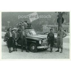   1941. Austria. Family trip in the mountains. Photo by Leopold Diemer, Wien. Black and white original paper image, old photo. (2792509)