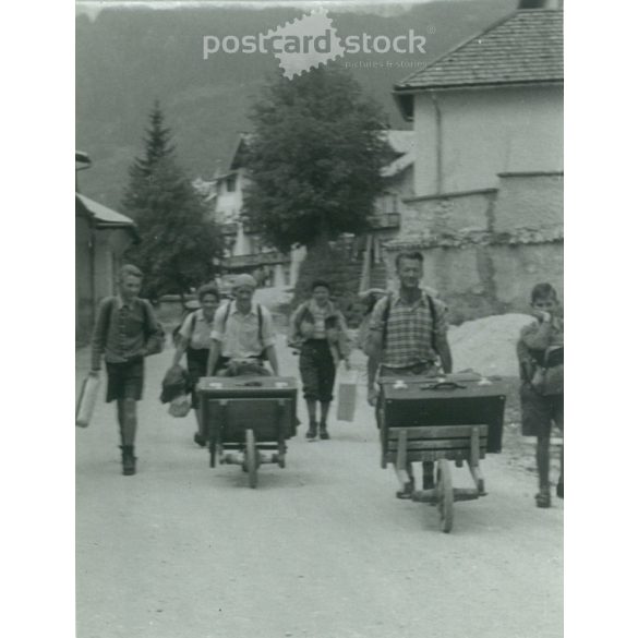 1940s. Austria. On the way to the train station. Photo by Leopold Diemer, Wien. Black and white original paper image, old photo. (2792511)