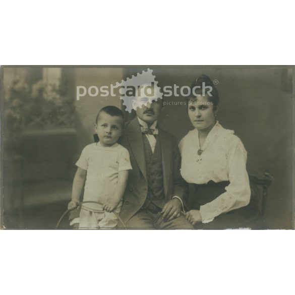 Early 1900s. Family photo, studio shot. Made by Sándor Erdős, photography studio, Budapest. Old photo, original cabinet photo / hardback photo. (2792557)