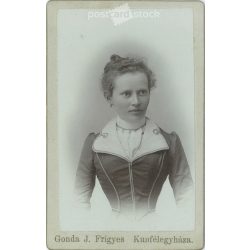   Early 1900s. Young woman in elegant clothes, studio shot. Studio of J. Frigyes Gonda, Kiskunfélegyháza. Old photo, original cabinet photo / hardback photo. (2792568)