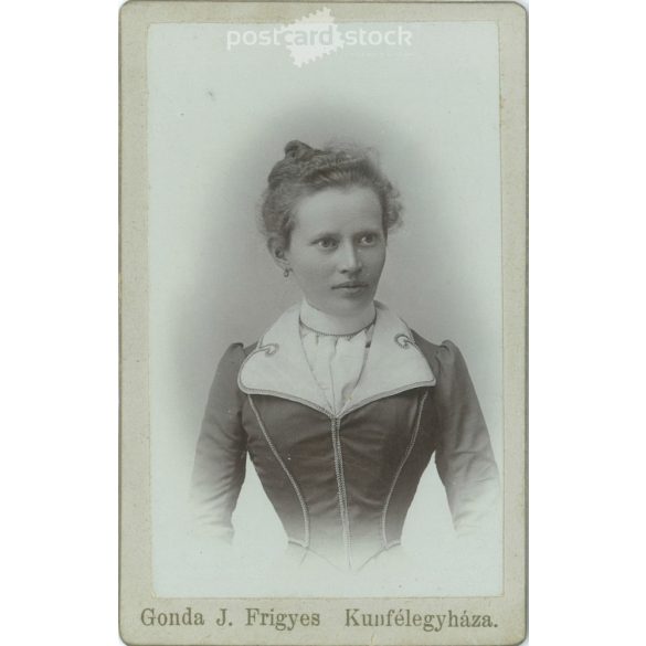 Early 1900s. Young woman in elegant clothes, studio shot. Studio of J. Frigyes Gonda, Kiskunfélegyháza. Old photo, original cabinet photo / hardback photo. (2792568)