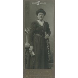   The work of T. Hofer photography studio. Weilheim Peissenberg. Early 1900s. Studio photo of an unknown young woman. Old photo, business card, CDV photo. (2792580)