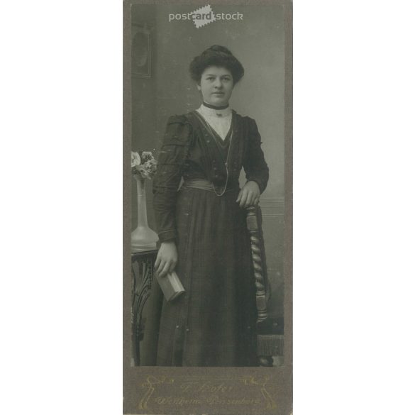 The work of T. Hofer photography studio. Weilheim Peissenberg. Early 1900s. Studio photo of an unknown young woman. Old photo, business card, CDV photo. (2792580)