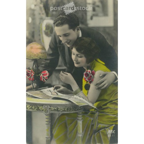 1935 – Romantic postcard. Original paper image. Old photo. Colored photo sheet, old postcard. (2792586)