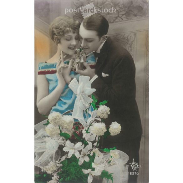 1935 – Romantic postcard. Original paper image. Old photo. Colored photo sheet, old postcard. (2792587)