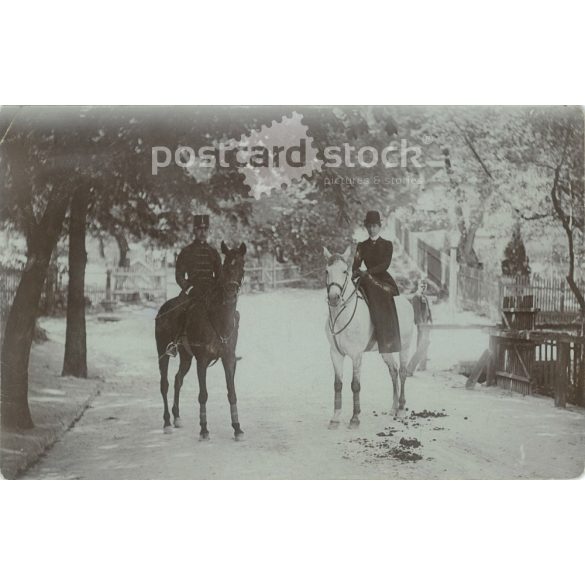 1908 – Noble couple on horseback. The creator of the picture and the identity of the people on it are unknown. Original paper image. Old photo. Black and white photo sheet, postcard. (2792591)