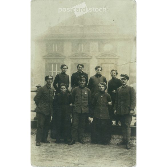 1919 – Munich. Street group photo. The creator of the picture and the identity of the people on it are unknown. Original paper image. Old photo. Black and white photo sheet, old postcard. (2792594)