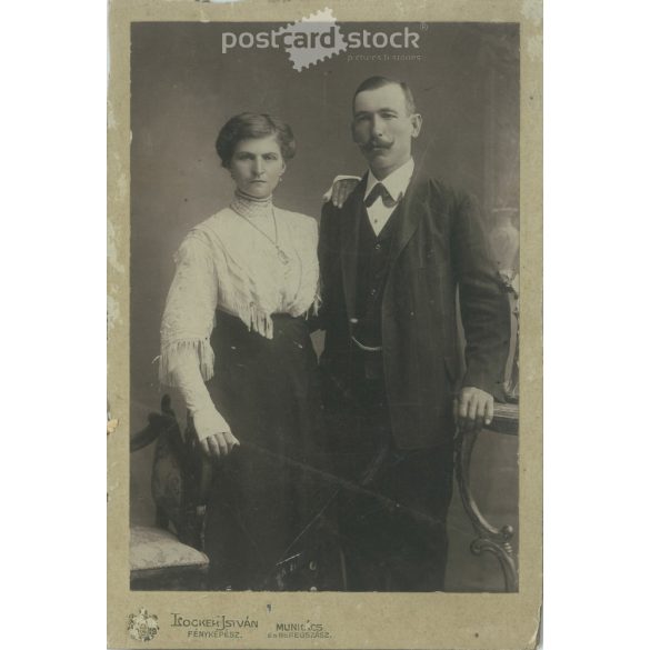 1910s. Full-length studio shot of an elegant married couple. Produced by the photography studio of István Locker, Munkács. Old photo, original cabinet photo / hardback photo. (2792597)