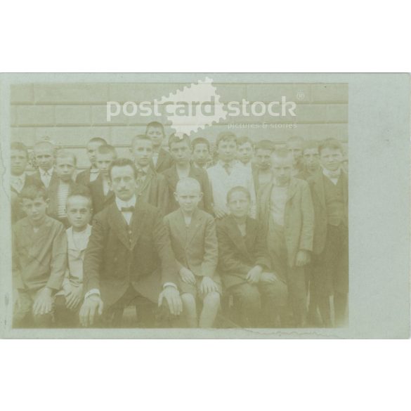 1913 – Class photo. The creator of the picture and the identity of the people on it are unknown. Original paper image. Old photo. Black and white photo sheet, old postcard. (2792600)